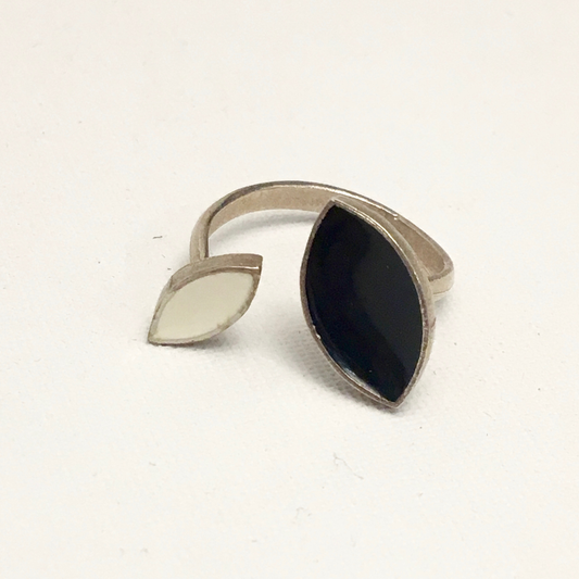 Via Rings, adjustable by Devienna Anggraini - © Blue Pomegranate Gallery